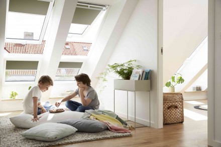 Wewnętrzne rolety dachowe zapobiegają nadmiernemu nagrzewaniu pomieszczeń w upalne dni (fot. Velux)