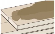 Szczególnie chłonne podłoża pokrywa się dwiema warstwami gruntu, nanosząc preparat pędzlem lub wałkiem.